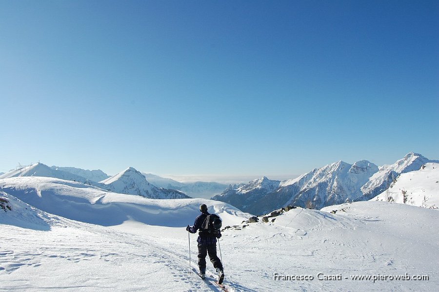 2-Al Passo Dordona, a destra il Pegherolo e in fondo la pianura.jpg